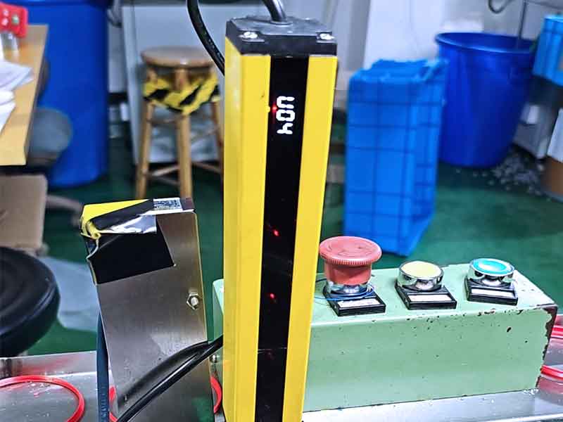 单边光栅的动态灵敏度调节与校准方法