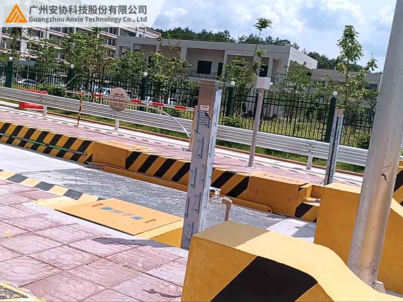 高速人工称重精准检测：车辆分离光幕