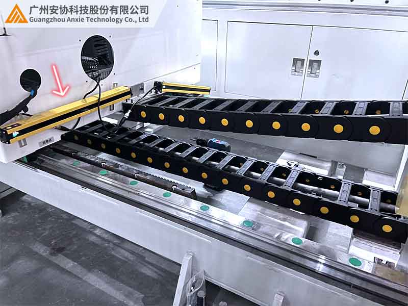 安全光栅在尼龙拖链的生产线防护